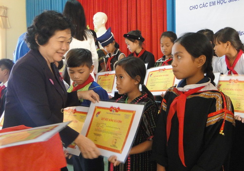 Đồng chí Trương Mỹ Hoa trao học bổng cho các em học sinh dân tộc thiểu số vượt khó học giỏi